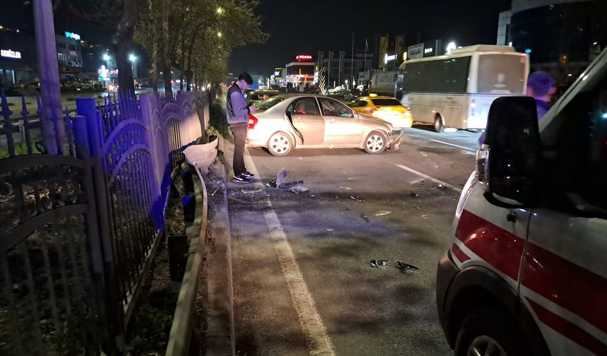 Otomobil refüjdeki bariyerlere çarptı: 2 yaralı