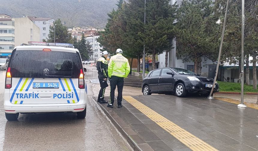 Otomobilin elektrik direğine çarptığı kaza kamerada