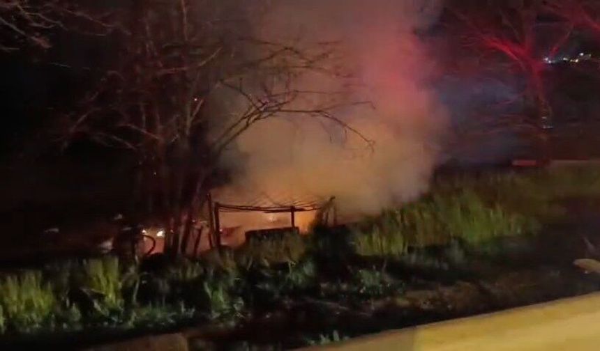 Plaja yakın barakalarda çıkan yangında 'kundaklama' şüphesi