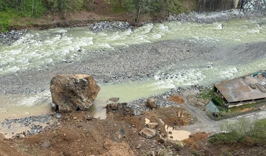 Rize'de yamaçtan kopan kaya, dereye yuvarlandı; o anlar kamerada