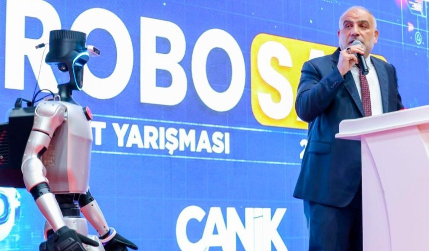 Sınava giren öğrencileri insansı robot karşıladı