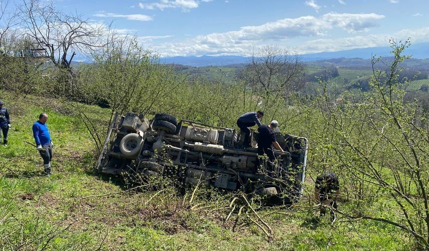 Şoförünün kalp krizi geçirdiği kamyonet, fındık bahçesine devrildi