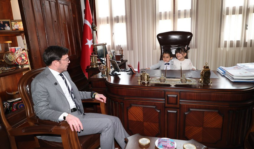 Tokat Belediye Başkanı Yazıcıoğlu, makamını çocuklara devretti