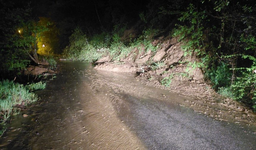 Trabzon'da heyelan; mahalle yolu ulaşıma kapandı