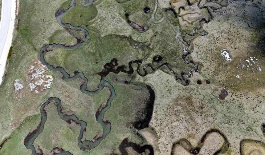 Yaylada süzülerek suyla dolan mendereslerin güzelliği