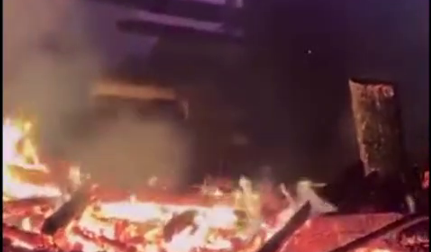 Yıldırım düştü, ahır yandı