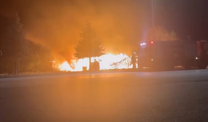 Yol kenarındaki manav tezgahı alev alev yandı