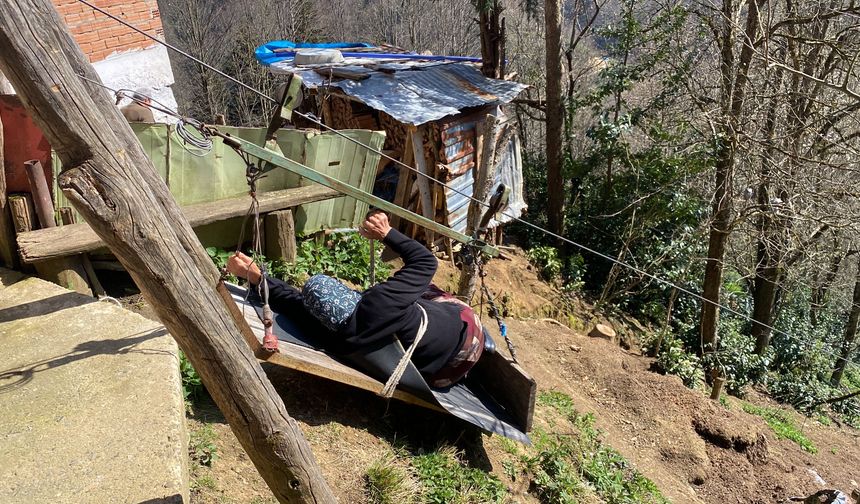 Yol olmayan eve çelik tel üzerinde tehlikeli yolculuk