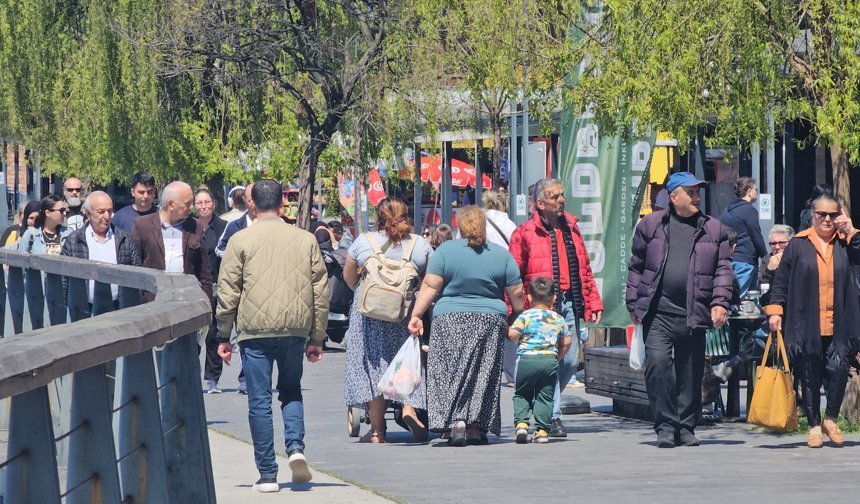 Zonguldak'ta güneşli havanın keyfini sahilde çıkardılar