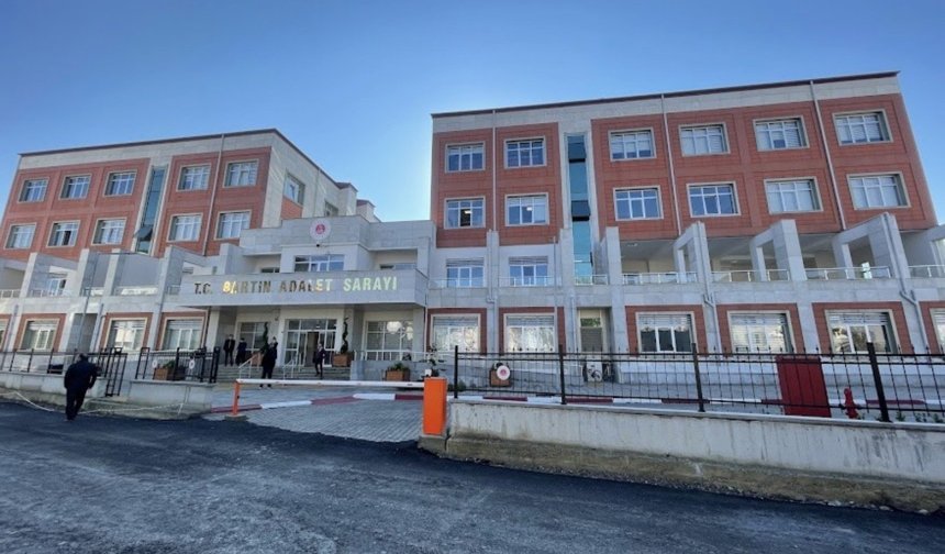 33 şüphelinin tutuklandığı cinsel istismar soruşturmasında, çocuğun annesi de tutuklandı