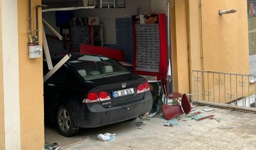 AFren yerine gaz pedalına bastı, ziyarete gittiği arkadaşının iş yerine otomobille girdi
