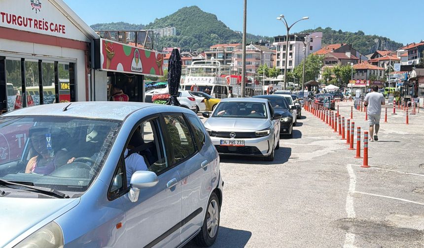 Amasra'da bayram yoğunluğu; 5 günde 25 bin 308 araç girişi oldu