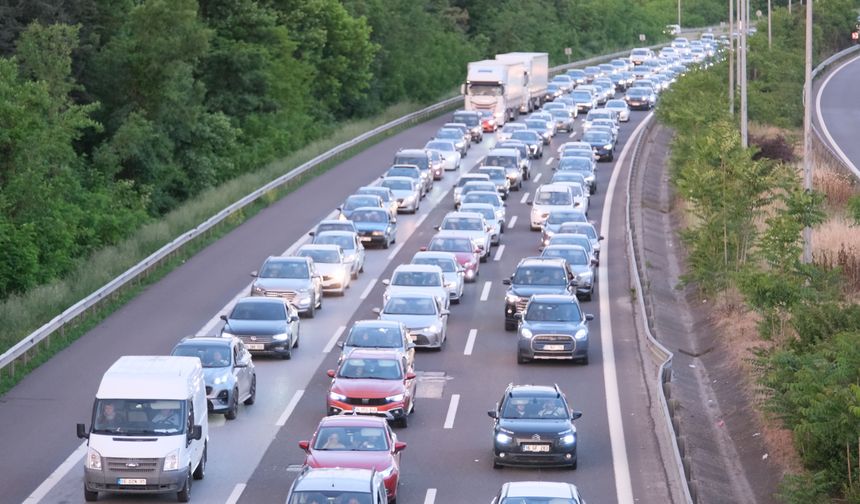 Anadolu Otoyolu Düzce geçişinde trafik durma noktasında
