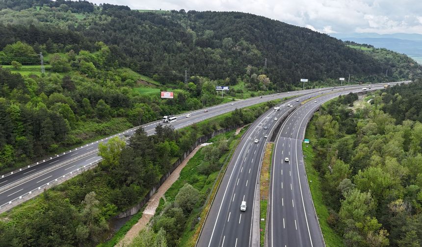 Anadolu Otoyolu'nun Bolu geçişinde bayram trafiği (2)