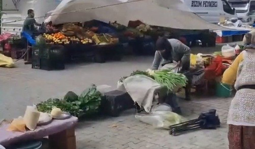 Artvin'de fırtına nedeniyle pazardaki tezgahlar devrildi, ürünler etrafa savruldu