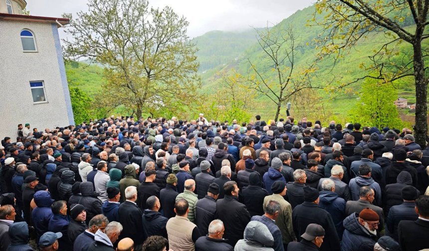 Aynı gün hayatını kaybeden anne ve oğlu toprağa verildi