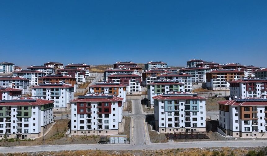 Bakan Kurum, depremzede ailenin bayram sevincini paylaştı