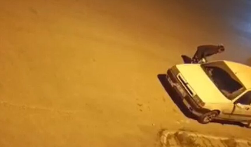 Balkonda otururken otomobiline giren hırsızı fark edip, yakaladı