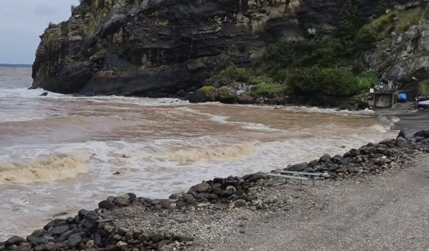 Bartın'da sağanağın ardından deniz çamur rengini aldı