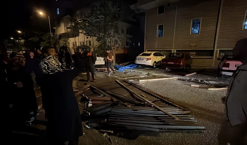 Bartın'da şiddetli rüzgar çatıyı uçurdu