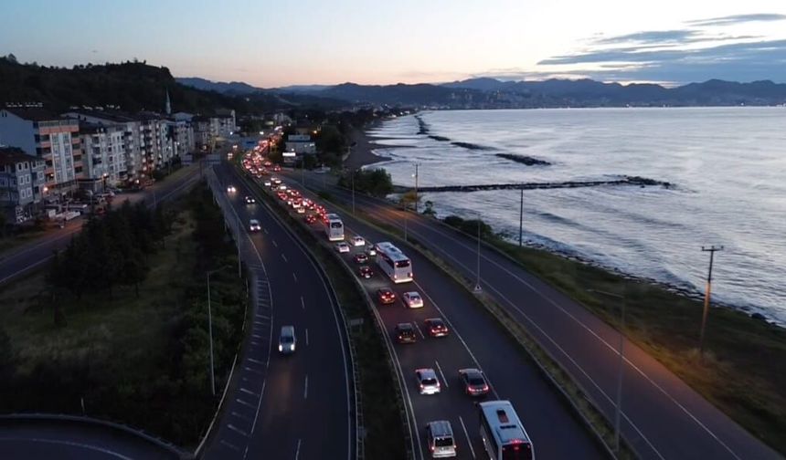 Bayram tatili dönüşü Karadeniz Sahil Yolu'nda yoğunluk