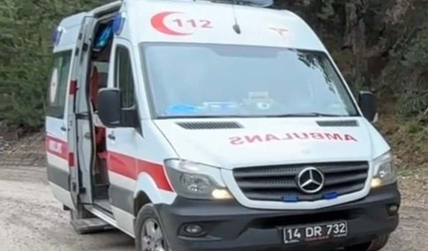 Bolu'da kum yüklü kamyon devrildi: 1 ölü