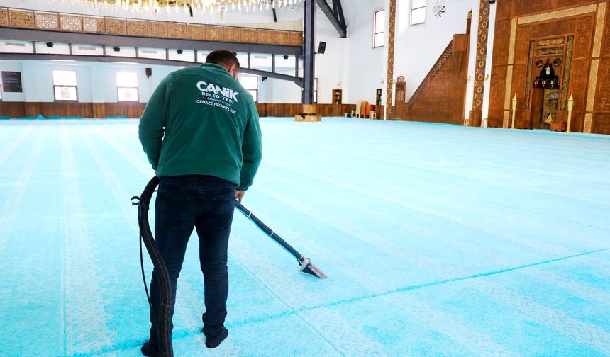 Canik belediyesi bayram öncesi cami ve sokaklarda temizlik yaptı