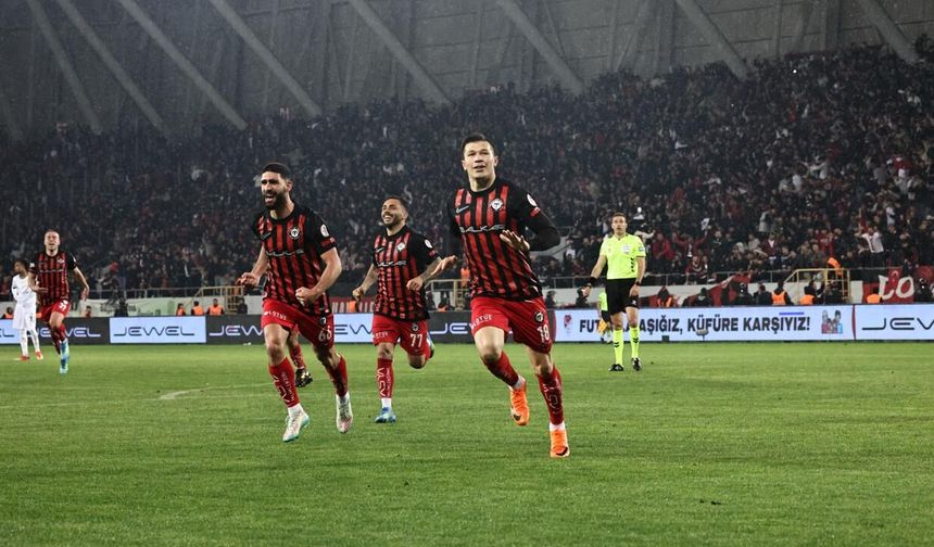Çorum FK'da taraftarlar takım otobüsünün önünü kesip meşalelerle finali kutladı