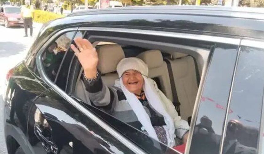 Çorum'da 90 yaşındaki kadın, marşlarla bayramı kutladı