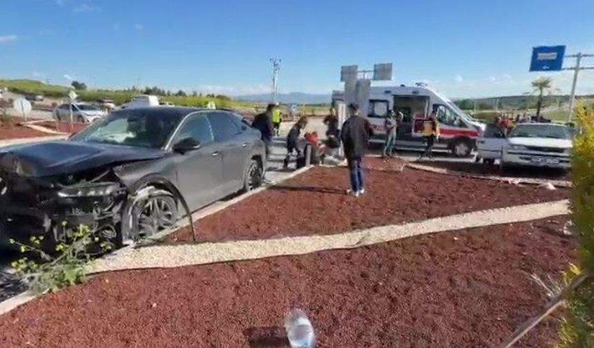 Çorum'da iki otomobil çarpıştı: 4 yaralı
