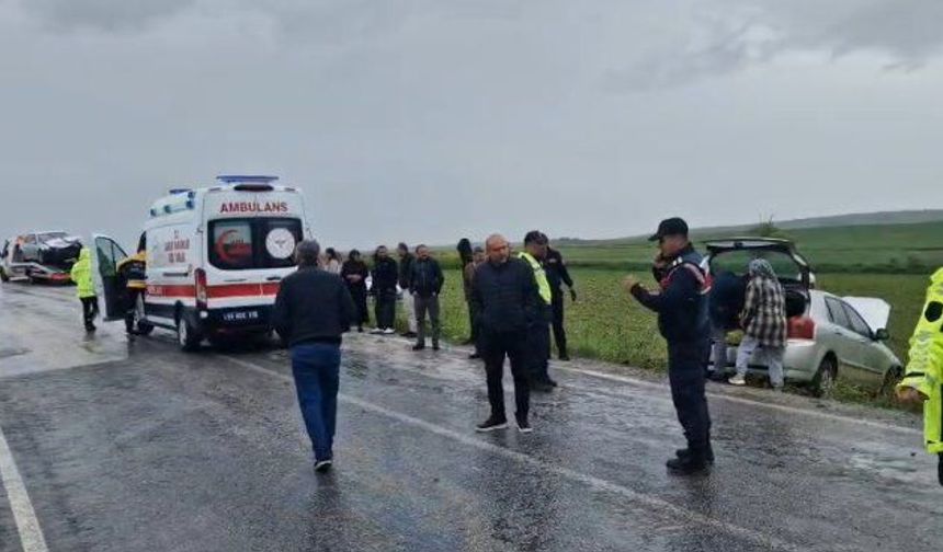 Çorum'da iki otomobil çarpıştı: 6 yaralı