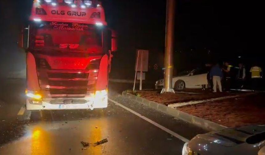 Çorum'da TIR ile otomobil çarpıştı: 2 yaralı