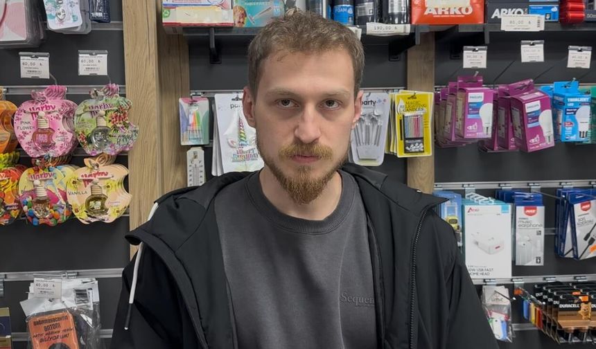 Dükkanının önünde bulduğu kedisiyle her gün kucaklaşıyor
