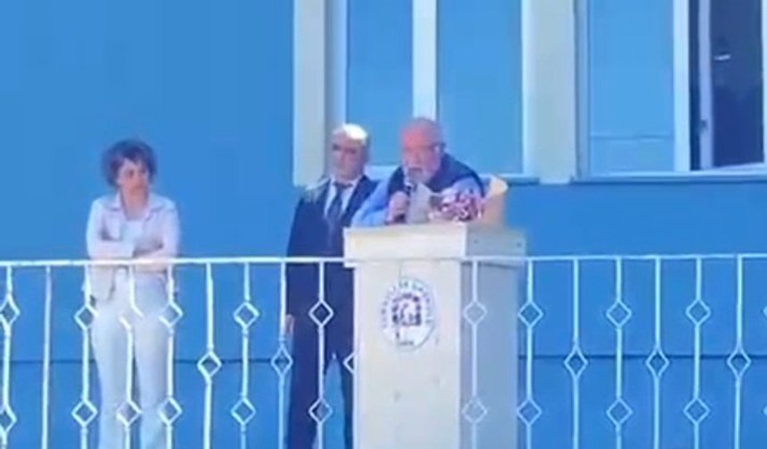 Emekliye ayrılan 43 yıllık öğretmen, öğrencilerine gözyaşlarıyla veda etti