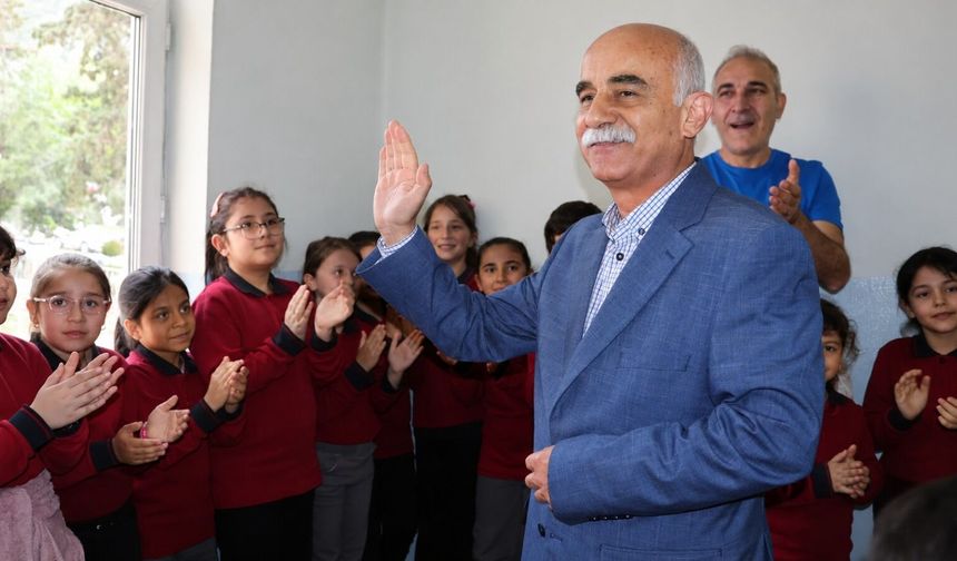 Emekliye ayrılan 47 yıllık öğretmeni 'Hatıran Yeter' şarkısıyla uğurladılar