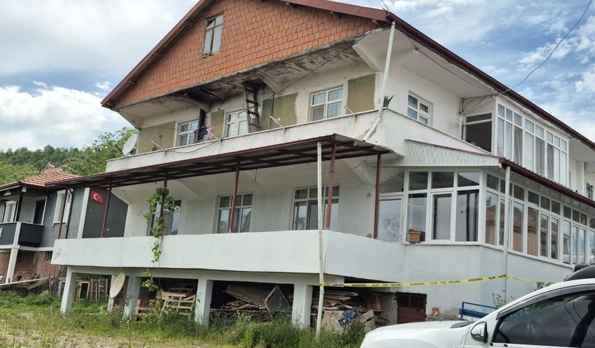 Evde bıçaklanmış halde ölü bulundu; ihbarı yapan kız arkadaşı gözaltında