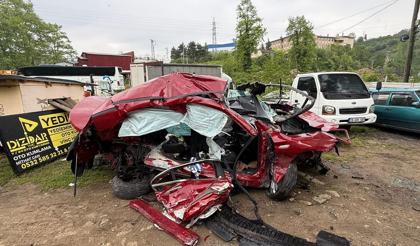 Giresun'da 4 araçlı zincirleme kaza kamerada; 3'ü çocuk 5 ölü, 7 yaralı (2)