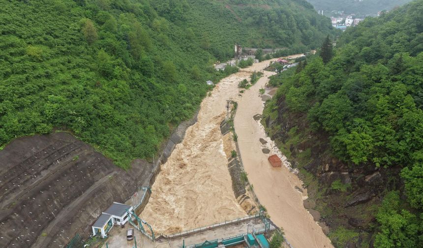 Giresun'da sağanak; dereler taştı, yol ulaşıma kapatıldı
