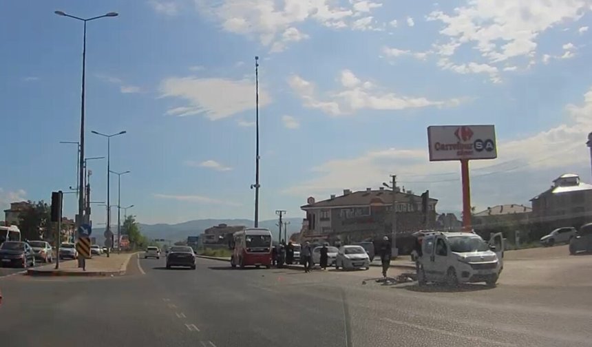 Hafif ticari araç ile özel halk otobüsü çarpıştı; kaza kamerada
