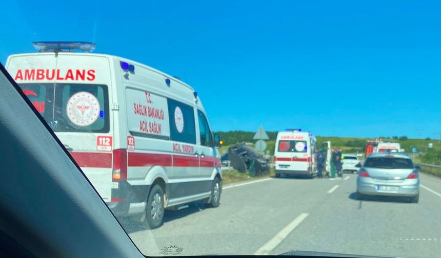 Hafif ticari araç refüje devrildi; 3 yaralı