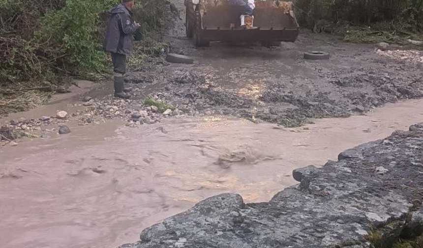 Karabük'te sağanak etkili oldu; mahsur kalan 3 kişi kurtarıldı