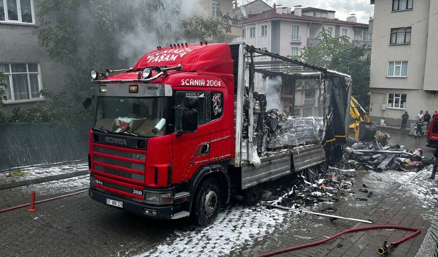 Kastamonu'da kargo yüklü kamyonun kasası yandı