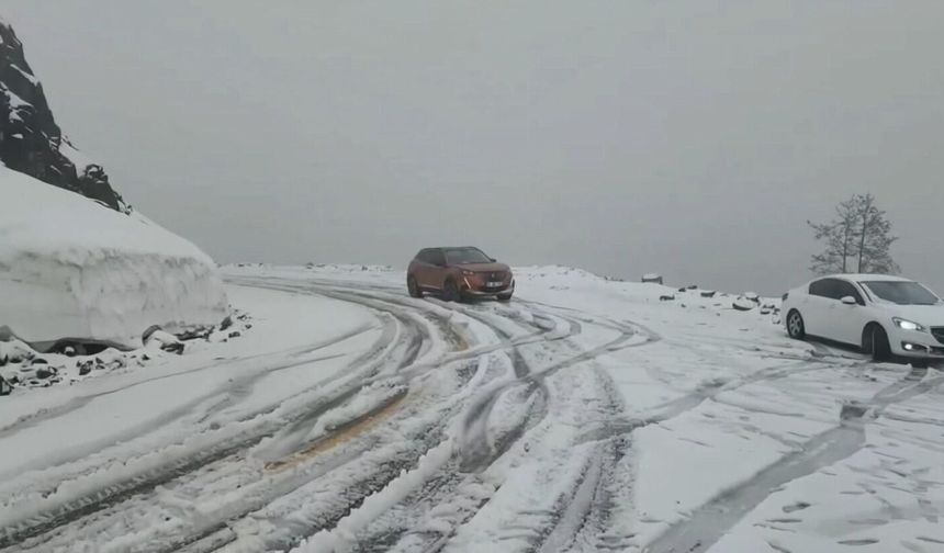 Macahel Geçidi, mayıs karı ile beyaza büründü