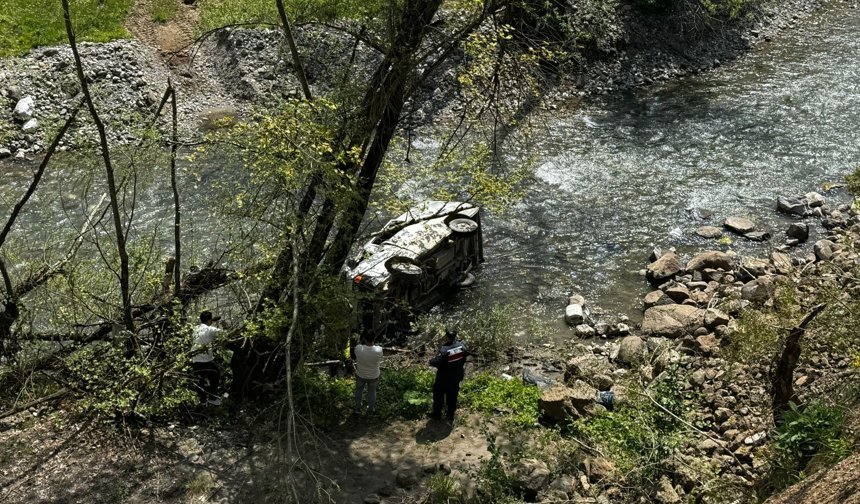 Minibüs dereye devrildi: 1 ölü