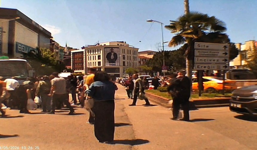 Minibüsün çarptığı kadın yaralandı; kaza kamerada