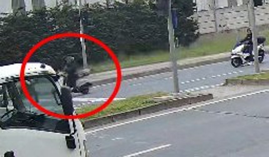 Motosikletin yayaya çarpması sonucu 2 kişi yaralandı; kaza anı kamerada