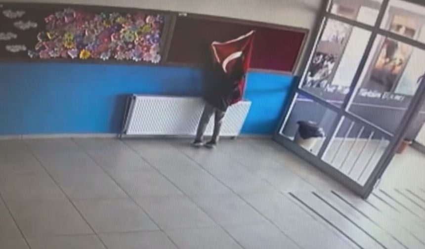 Öğrencilerin bayrak hassasiyeti kamerada
