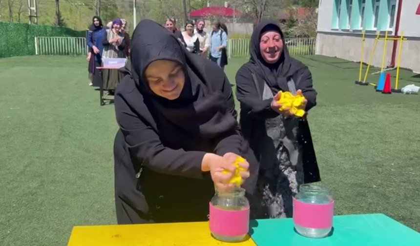 Okul bahçesinde anneler çocuklar gibi eğlendi