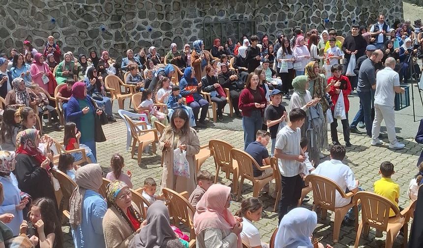 Ordu'da 200 yıllık arife geleneğinde çocuklara bayram şekeri dağıtıldı