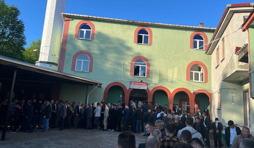 Ordu'da cami çıkışı bayramlaşmak isteyenler metrelerce kuyruk oluşturdu